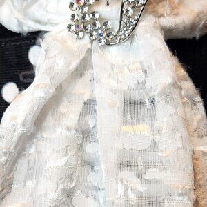 STOCK TIE WHITE "FLORIDA FLUFF" PRE-TIED by ORNAMENTS NEW